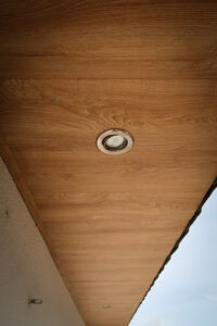 dekotop Dachüberstandverkleidung aus Kunststoff in Holzoptik